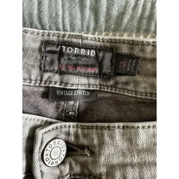 Torrid 5 Inch Boyfriend Vintage Stretch Mid-Rise Denim Jean Shorts Smokestack 18 - Picture 4 of 6